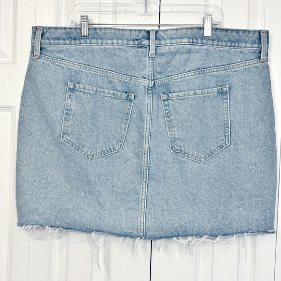 Old Navy Light Wash Blue Denim Distressed Mid-Rise Mini Jean Skirt 20 - Picture 12 of 16